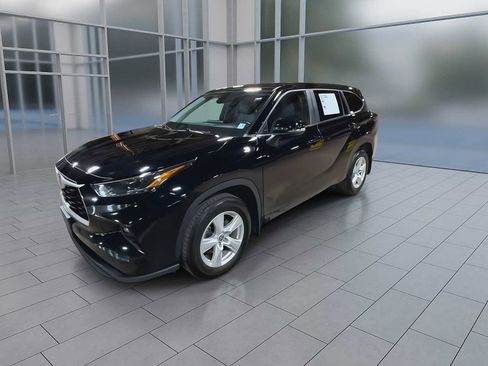 Used 2024 Toyota Highlander LE AWD/4WD image 4