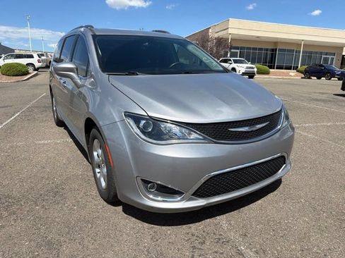 Used 2017 Chrysler Pacifica Touring-L Plus FWD image 3
