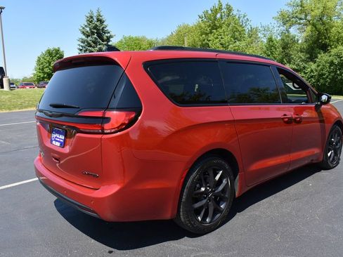Certified 2025 Chrysler Pacifica Limited FWD image 4