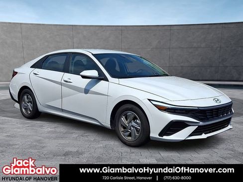 Certified 2025 Hyundai Elantra SE w/ Cargo Package FWD image 1