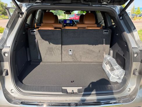 Used 2026 Toyota Highlander Platinum AWD/4WD image 13