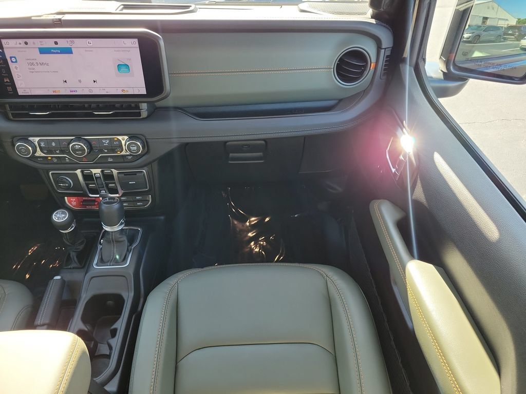 Used 2025 Jeep Gladiator Mojave w/ Convenience Group AWD/4WD image 16
