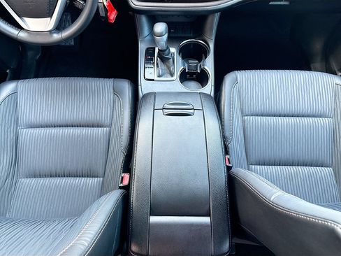 Used 2019 Toyota Highlander Plus FWD image 16