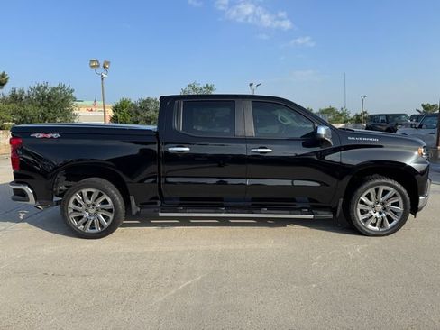 Used 2022 Chevrolet Silverado 1500 LT AWD/4WD image 3
