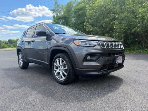 Used 2022 Jeep Compass Latitude AWD/4WD image 2