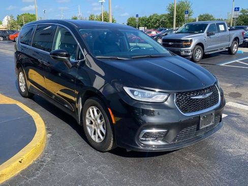 Used 2023 Chrysler Pacifica Touring-L image 2