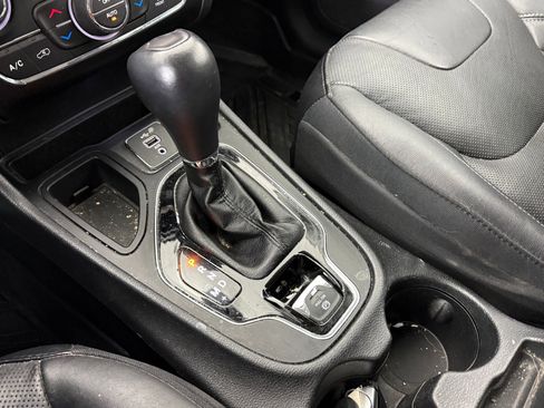 Used 2019 Jeep Cherokee Limited image 19