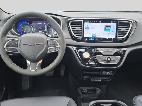 Used 2025 Chrysler Pacifica Select FWD image 9