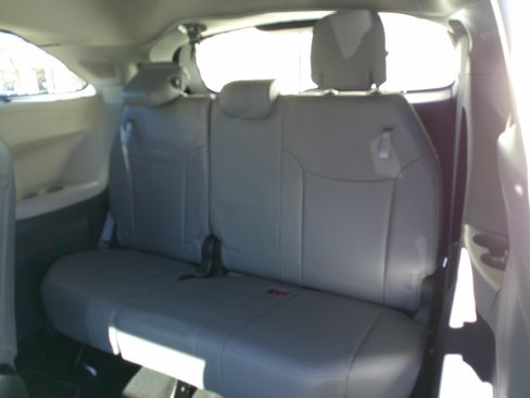 Used 2022 Toyota Sienna Limited image 30