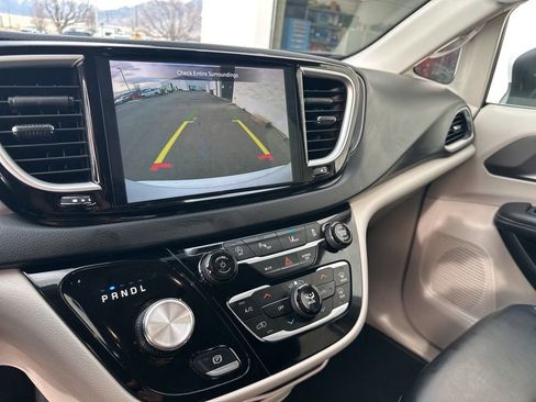 Used 2023 Chrysler Pacifica Touring-L FWD image 23