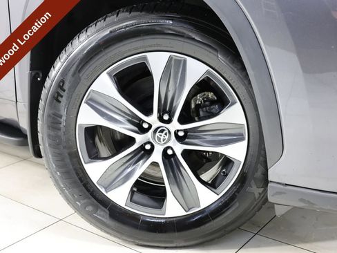 Used 2022 Toyota Highlander XLE AWD/4WD image 15