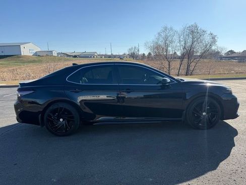 Used 2021 Toyota Camry SE image 4