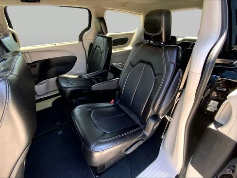 Used 2024 Chrysler Pacifica Touring-L FWD image 20