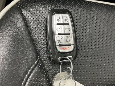 Used 2023 Chrysler Pacifica Limited image 30