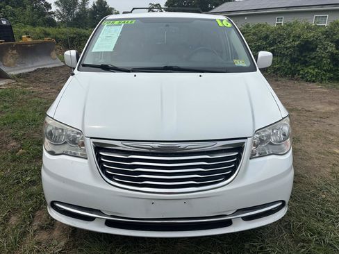 Used 2016 Chrysler Town & Country Touring FWD image 2