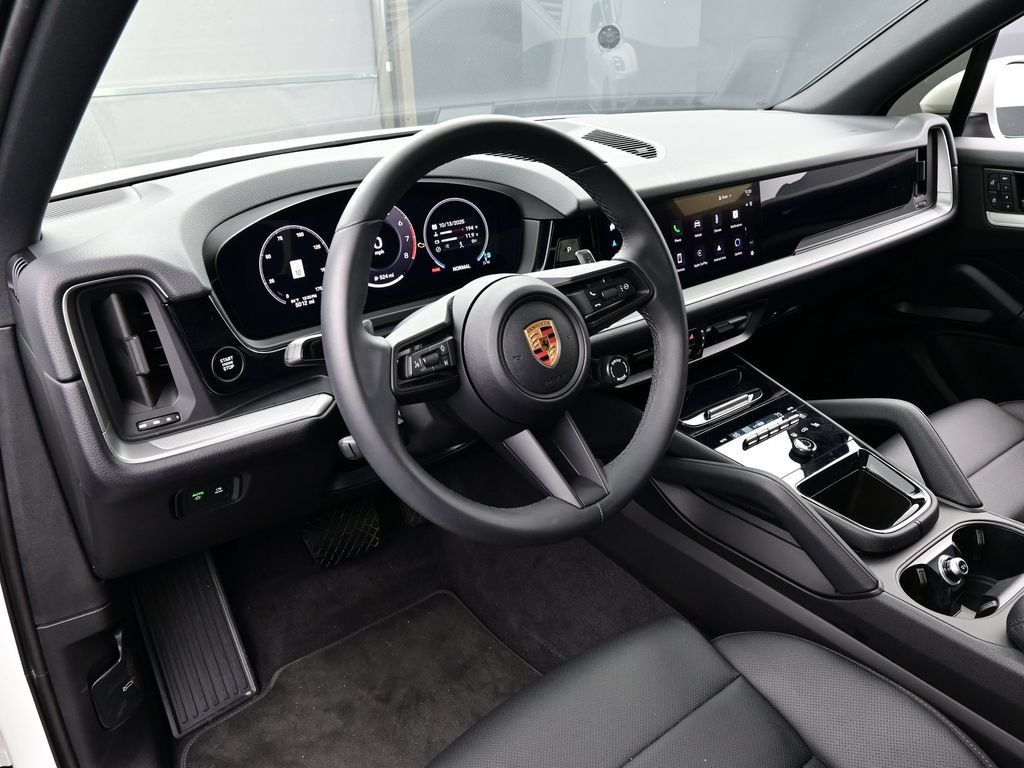 Certified 2025 Porsche Cayenne AWD/4WD image 4