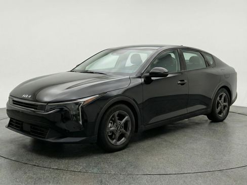 Used 2025 Kia K4 LXS image 3