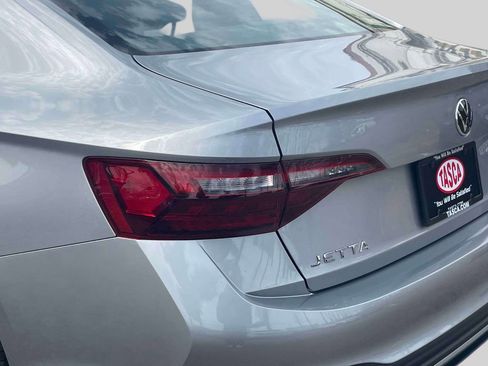 Used 2023 Volkswagen Jetta SE FWD image 11