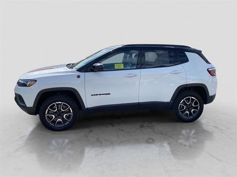 Used 2024 Jeep Compass Trailhawk image 2