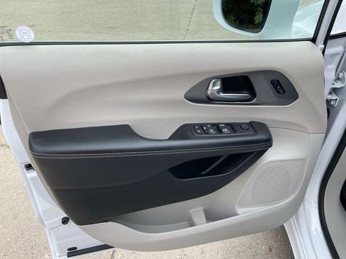 Used 2022 Chrysler Pacifica Touring-L FWD image 10