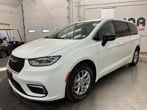 Certified 2024 Chrysler Pacifica Touring-L image 11