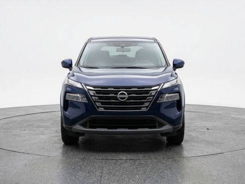 Used 2025 Nissan Rogue SV image 2