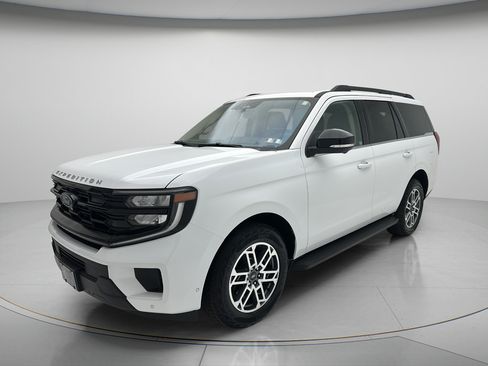 Used 2025 Ford Expedition Active AWD/4WD image 3
