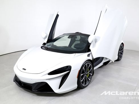 Used 2025 McLaren Artura Spider image 6