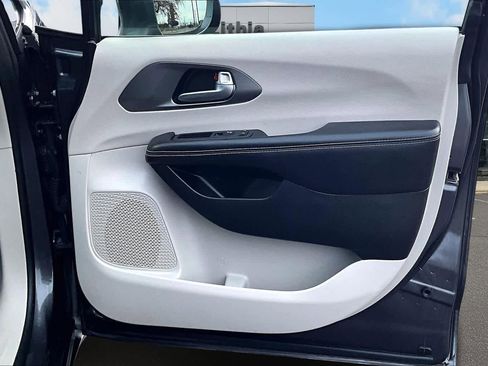 Used 2022 Chrysler Pacifica Touring-L image 29