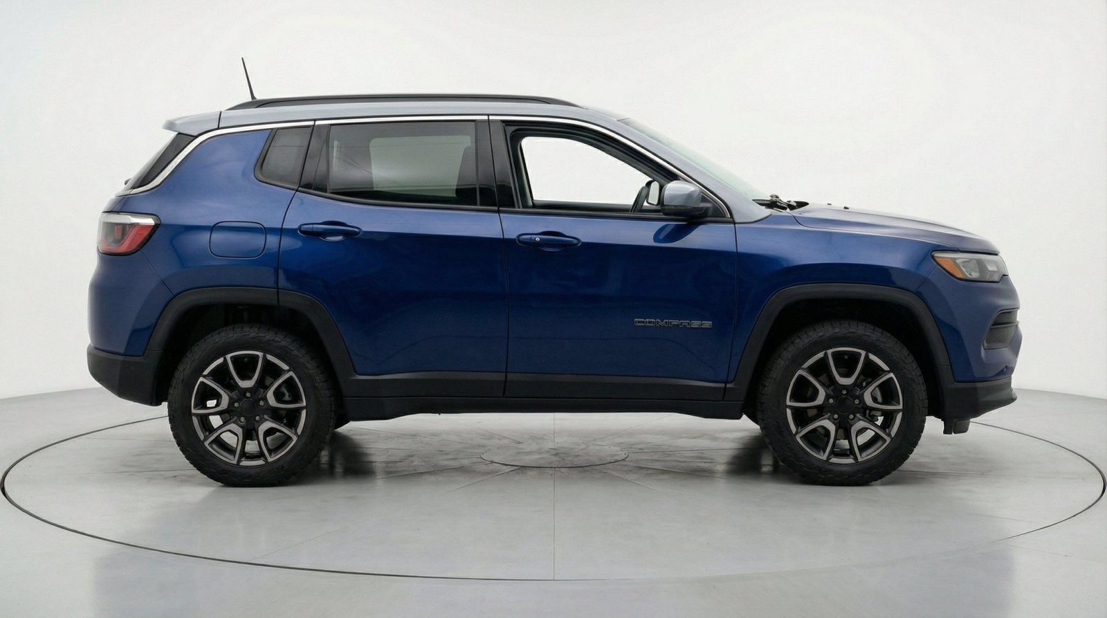 Used 2025 Jeep Compass Trailhawk AWD/4WD image 9