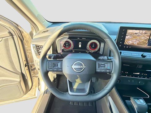 Used 2025 Nissan Rogue Platinum image 39