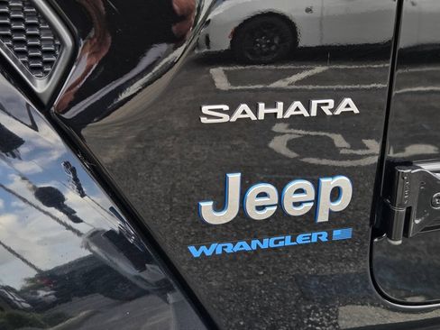 Used 2024 Jeep Wrangler Unlimited Sahara w/ Technology Group AWD/4WD image 12