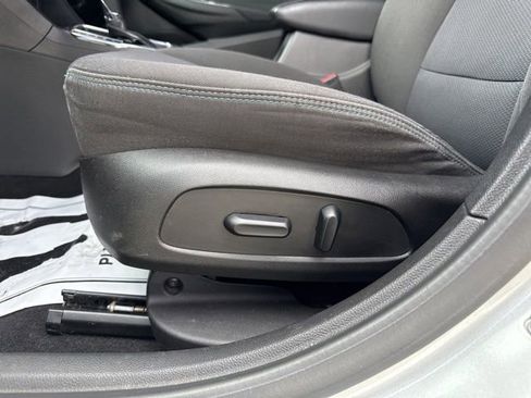 Used 2018 Chevrolet Cruze LT w/ Convenience Package image 16