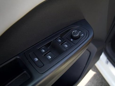 Used 2025 Volkswagen Taos SE w/ Panoramic Sunroof Package FWD image 14
