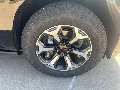 Used 2025 GMC Yukon Denali w/ Denali Reserve Package image 9