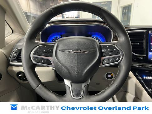 Used 2023 Chrysler Pacifica Limited image 12