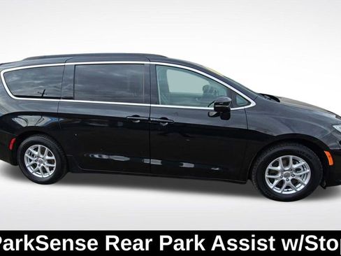 Used 2022 Chrysler Pacifica Touring-L image 10