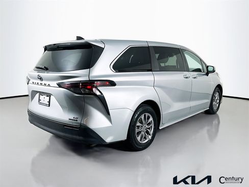 Used 2023 Toyota Sienna LE FWD image 5