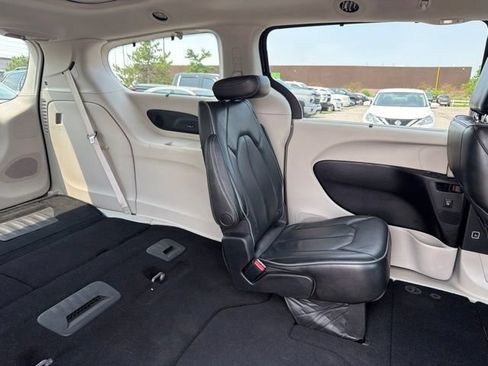 Used 2019 Chrysler Pacifica Limited FWD image 28