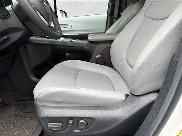 Used 2025 Toyota Sienna XLE AWD/4WD image 12