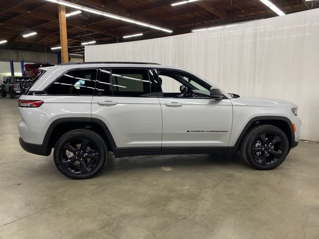 Used 2023 Jeep Grand Cherokee Altitude AWD/4WD image 7