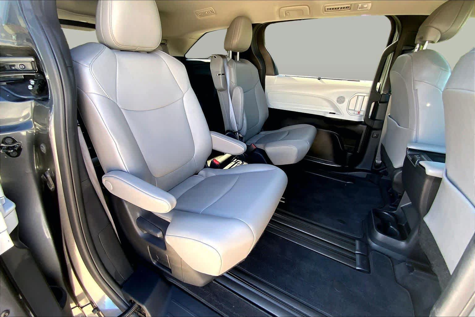 Used 2025 Toyota Sienna XLE FWD image 34