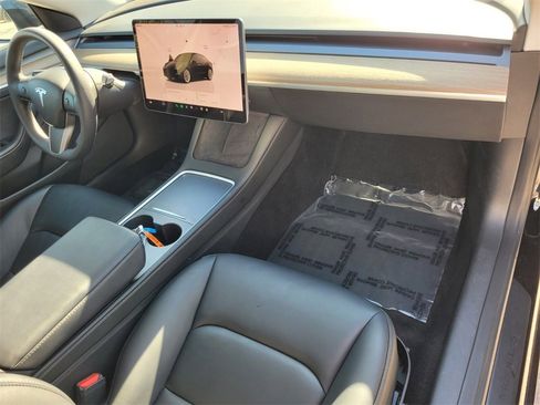 Used 2023 Tesla Model 3 Standard Range image 16