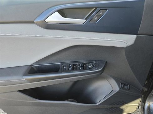 Used 2024 Volkswagen Taos SE image 15