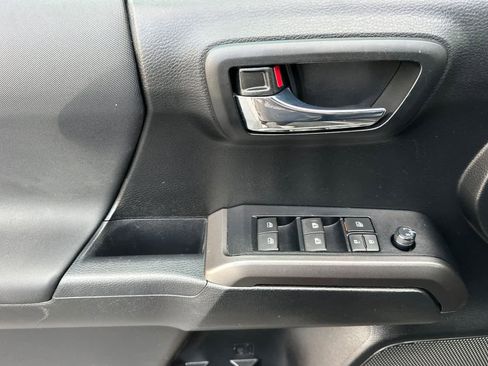 Used 2022 Toyota Tacoma TRD Off-Road w/ Technology Package image 12