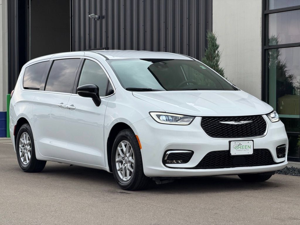 Used 2025 Chrysler Pacifica Select FWD image 4