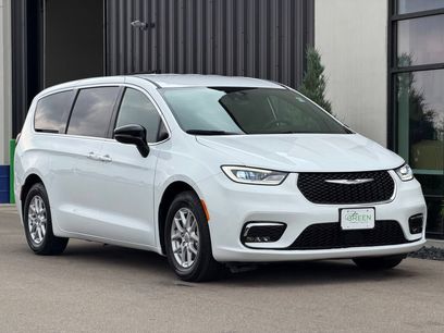 Used 2025 Chrysler Pacifica Select