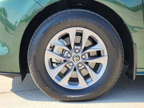 Certified 2026 Toyota Sienna XLE FWD image 10