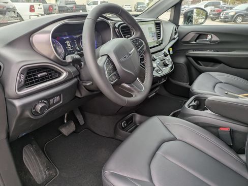 New 2026 Chrysler Voyager LX FWD image 9