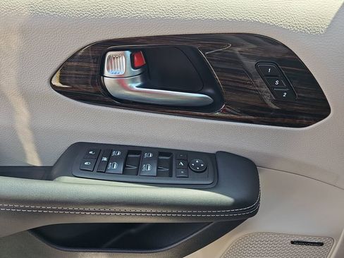 Used 2023 Chrysler Pacifica Limited w/ Uconnect Theater Family Group AWD/4WD image 34